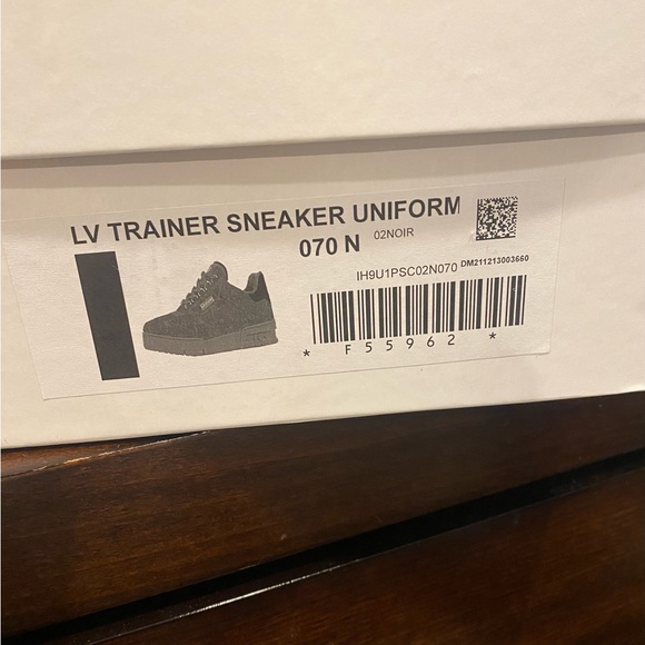 LV TRAINER SNEAKER. LV SIZE 7, US SIZE 8 - Picture 2 of 4
